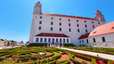 Bratislava Kalesi 'nin önündeki güzel, büyük çiçek tarhında. Slovakya 'nın çarpıcı simgesinde alçak açı.