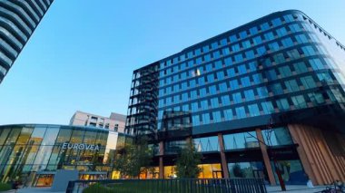 Modern şehirde çeşitli tasarım çeşitliliğindeki güzel binalar. Bratislava 'nın çağdaş mimarisi, Slovakya. Düşük açı görünümü.