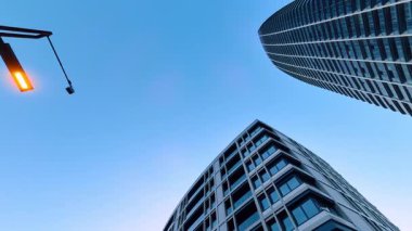 Düşük perspektiften modern gökdelenler. Bratislava, Slovakya 'da çok katlı binalar.