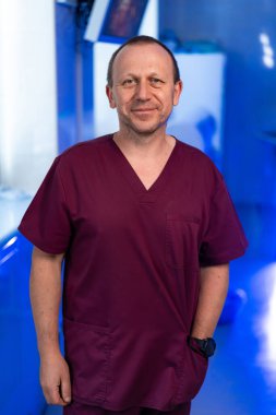 Önlük konusunda uzman doktor. Bir tıp uzmanı, parlak bir hastane ortamında önlük giyip, uzmanlık ve bakım sunar..