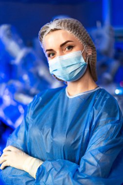 Cerrah ameliyata hazırlanıyor. Nitelikli bir tıp uzmanı ameliyata hazır bir ameliyathanede kendinden emin bir şekilde duruyor..