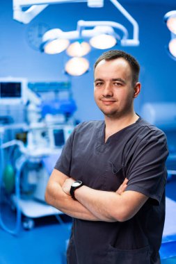 Cerrahi bir süitte tıbbi uzman. Kendini adamış bir sağlık çalışanı, yaklaşan prosedüre hazır bir şekilde ameliyathanede bekliyor..