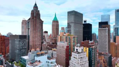 Gökdelenler ve Manhattan 'da çok katlı binalar. İnsansız hava aracı görüntülerinden çarpıcı New York 'un güzel mimarisi.
