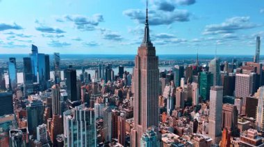 Manhattan 'daki Empire State Binası' nın manzarası. Gökyüzünün altında tüylü bulutlarla New York 'un engin manzarası. Hava perspektifi.