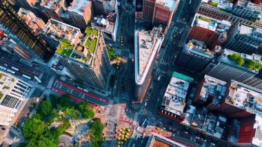 Beşinci Cadde 'nin üzerinde trafik yoğun olan insansız hava aracı görüntüleri. New York, ABD 'deki Flatiron Binası' nın tepesine bakın..