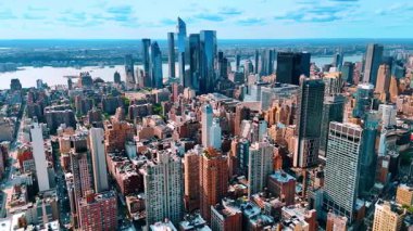 New York, ABD manzarasında bir grup cam gökdelen. Manhattan 'ın yukarısında, arka planda Doğu nehri olan insansız hava aracı görüntüleri..