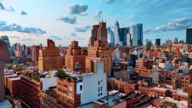 Çatılarda büyüyen bitkilerle apartman blokları. New York 'ta Manhattan' ın çarpıcı gökdelenleri.