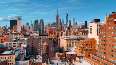 Çatılarında bahçeler olan çok katlı apartman blokları. İHA görüntüleri New York 'taki yerleşim alanının üstünde. Arkaplanda Manhattan gökdelenleri.