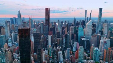 Manhattan 'ın yoğun manzarası. Günbatımında New York, ABD 'nin gökdelenleri.