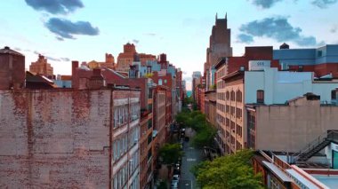 New York 'un yeşil dar caddesi. Eski moda binaların ön cephelerinde insansız hava aracı görüntüleri.