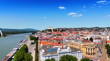 Eski kasabanın manzarasında turuncu çatıları olan muhteşem tarihi binalar. Bratislava, Slovakya 'daki Tuna' nın rıhtımında insansız hava aracı görüntüleri yükseliyor..