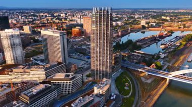 Tuna 'nın rıhtımında modern mimarisi olan bir mahalle. Bratislava, Slovakya 'nın engin manzarası.