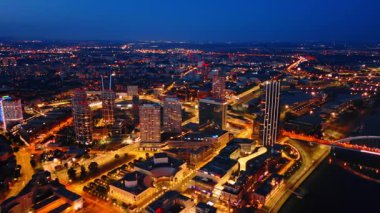 Bratislava, Slovakya 'nın muhteşem aydınlatılmış şehir manzarası. Tuna üzerinde insansız hava aracı uçuşu çarpıcı modern şehir manzarasını gözler önüne seriyor..