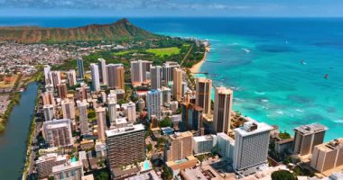 Güneşli bir günde hava aracı görüntülerinden Waikiki 'nin güneşli şehir manzarası. Arkaplanda Elmas Kafası Krateri.
