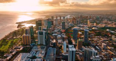 Günbatımı ışığı, Honolulu, Hawaii, ABD manzarasını kapsar. Şehrin üzerindeki İHA görüntüleri. Arkaplanda dağ silueti.
