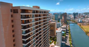 Ala Wai Kanalı yakınlarındaki modern yüksek binaların cephesinde yükseliyor. Waikiki 'nin güzel şehir manzarası Honolulu, Hawaii, ABD.