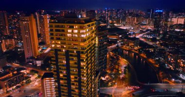 Pencereleri açık modern gökdelenler. Waikiki, Honolulu, Hawaii, ABD 'nin gece manzarası. Hava görünümü.