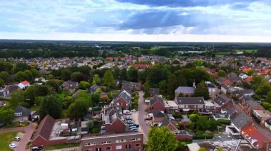 Etrafı yemyeşil olan güzel evler. Hollanda 'nın Vierlingsbeek kentinin manzarası. Hava görünümü.