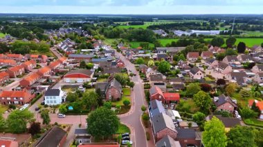 Yeşilliklerle çevrili şirin evler var. Vierlingsbeek, Hollanda 'da hava perspektifi.