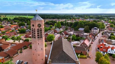 Hollanda, Vierlingsbeek 'teki Saint Lawrence Kilisesi' ne yaklaşıyoruz. Yeşillik yemyeşil konut alanı üzerine hava perspektifi.