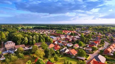 Yeşil yerleşim bölgesinde güzel evler var. Hollanda, Vierlingsbeek 'in hava görüntüsü.