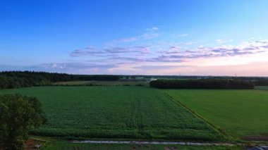 Tarımsal santrallerle birlikte yeşil alanların üzerinden uçmak. Sulama sistemi arkaplanda çalışıyor.