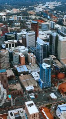 Büyük bir Amerikan şehrinin canlı manzarası. Charlotte, Kuzey Carolina 'daki İHA görüntüleri. Dikey video