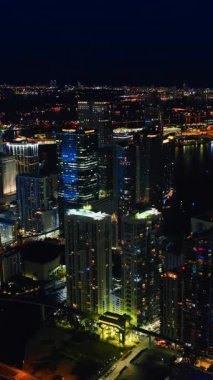 Miami, Florida 'nın muhteşem manzarası ve sayısız ışık var. En tepeden gece metropolü manzarası. Dikey video