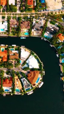 Bir sürü özel malikanesi olan yoğun inşa edilmiş bir alan. Miami, Florida, ABD 'de hava görüntüsü. Dikey video