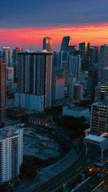 Muhteşem Miami Beach, Florida 'da alacakaranlık vakti. Arka planda pembe ve mavi gökyüzü. Üst Manzara. Dikey video