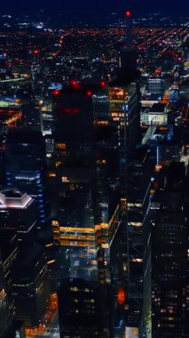 Yollar gece turuncu ışıkla işaretlenir. Philadelphia, Pennsylvania, ABD 'de hava perspektifinden göz kamaştırıcı manzara. Dikey video