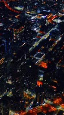 Gece metropolünün muhteşem manzarası. Philadelphia, Pennsylvania, ABD üzerinde insansız hava aracı görüntüleri. Dikey video