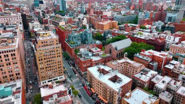 Modern şehrin şehir manzarasında çeşitli binalar var. New York sokaklarında hava manzarası var. Birden fazla araba var..