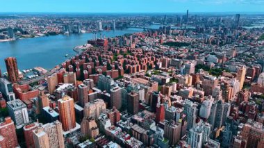 Modern New York, ABD 'nin geniş şehir manzarası. Nehir tarafından yoğun bir şekilde inşa edilmiş metropol panoraması. Hava görünümü.