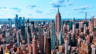 Manhattan 'ın göz kamaştırıcı manzarası. New York manzarasında ünlü gökdelenler. Hava görünümü.