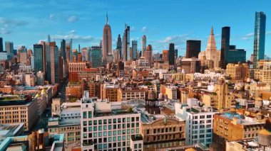 New York 'un yerleşim alanlarındaki geleneksel mimarisi. İnsansız hava aracı görüntüleri Manhattan 'ın gökdelenlerine yaklaşıyor..