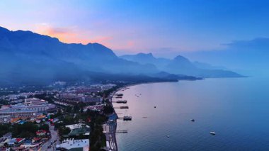 Birden fazla oteli, modern plajları ve yatakları olan bir tatil köyü. Akdeniz üzerinden akşam karanlığında uçuş.