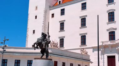 Eski kalenin yakınındaki atın üzerindeki Svatopluk Anıtı. Slovakya 'daki Bratislava Kalesine Giriş.