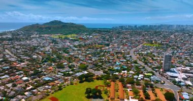Honolulu, Hawaii, ABD 'ye dağılmış düşük katlı yerleşim bölgesi. Majestic Diamond Head Krateri ve arka planda Waikiki 'nin yüksek binaları. Hava görünümü.