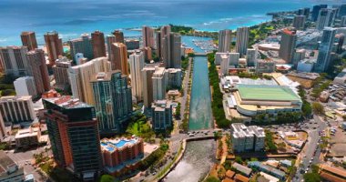 Sıcak güneşte parlayan Wai Kanalı 'nın su manzarası. Honolulu, Hawaii, ABD 'deki Waikiki bölgesinde insansız hava aracı görüntüleri. Arka planda Pasifik 'in maviliği.