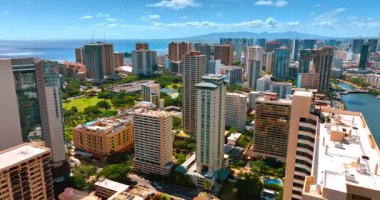 Waikiki tatil köyü manzarasındaki yüksek katlı modern binaların üzerindeki görüntüler. Pasifik kıyısındaki Honolulu, Hawaii, ABD 'nin muhteşem kentsel alanı..
