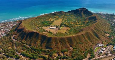 Uyuyan Elmas Kafa Krateri 'nin kraterindeki binalara bakın. İnsansız hava aracı görüntüleri, yerleşim alanı ve Pasifik Okyanusu ile çevrili ünlü Honolulu şehir simgesi üzerinde..