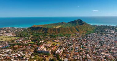 Elmas Kafalı Krater 'e yaklaşıyoruz. Etrafı alçak şehir manzarasıyla çevrili. Pasifik Okyanusu 'nun sakin suları.