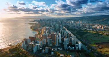Modern Waikiki tatil köyü manzarasına yaklaşıyoruz. Şehir manzarası üzerinde gökyüzünde güzel bulutlar. Hava görünümü.