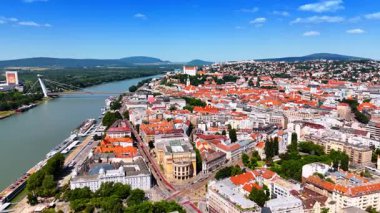 Tuna 'nın rıhtımındaki eski tarz binaların üzerinden uçacağız. Eski kasabadaki Bratislava Kalesine yaklaşıyoruz..