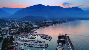 Alacakaranlıkta turistik tatil beldesi geliştirmiş. Türkiye 'nin Kemer kentindeki sahil ve yat kulübünde İHA uçuşu.