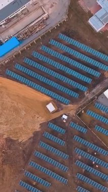 Yoğunlaştırılmış güneş enerjisi üretiyor. Temiz ekolojik enerji üretmek için elektrik panelleri