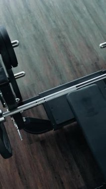 Adam spor salonunda ağırlık kaldırıyor. Göğüs presi yapan profesyonel sporcuların en iyi görüntüsü