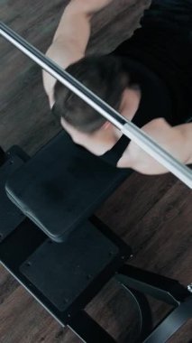 Halter egzersizi yapan kaslı adam. Spor salonunda ağırlık kaldıran bir adam var.