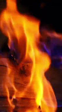 Şöminede ateş. Tuğladan şöminede yanan sıcak sıcak ateşin yakın çekimi